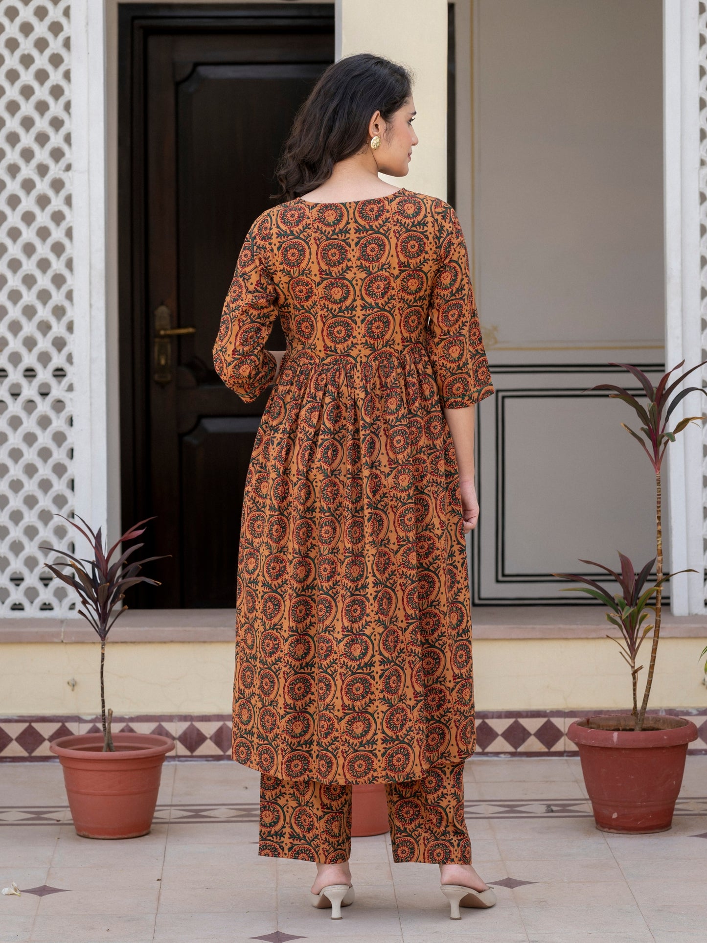 Back view of Darzaania Nayra cotton kurta set featuring all-over print